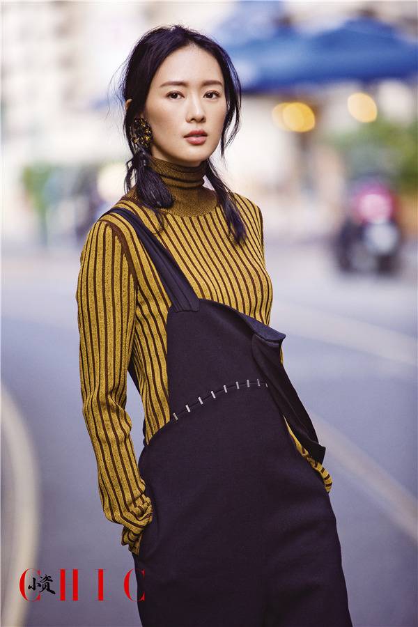 影星童瑶杂志写真曝光 俏皮时髦眼神撩人