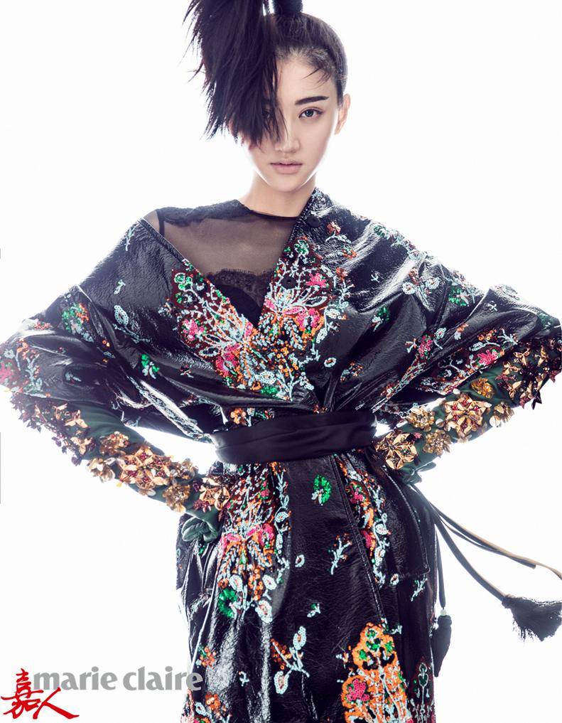 景甜杂志封面图片公开 前卫造型英气十足