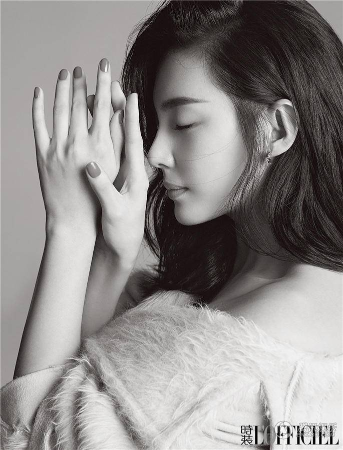 张雨绮登杂志开年封面照 简约造型点出灵动气息