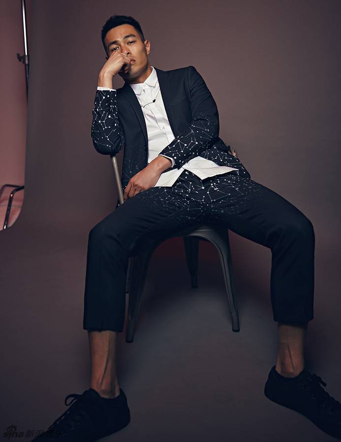 杨祐宁时尚杂志封面曝光 裸身西装8块腹肌撩人