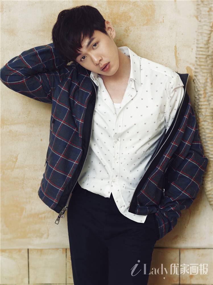 张若昀帅气写真封面大片 彰显多面偶像魅力