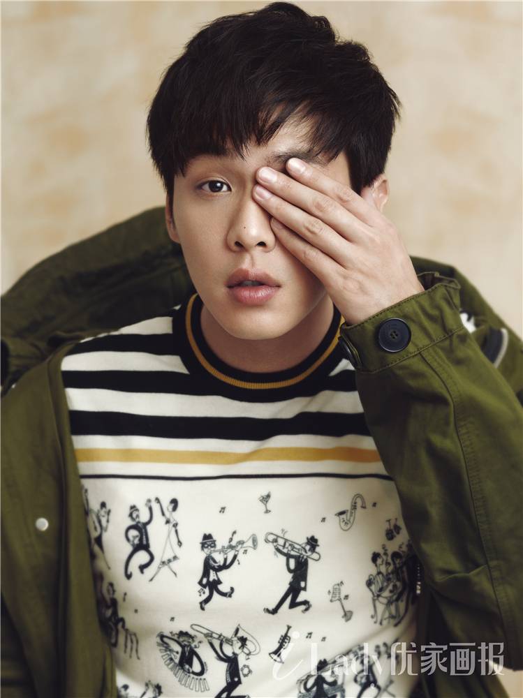 张若昀帅气写真封面大片 彰显多面偶像魅力