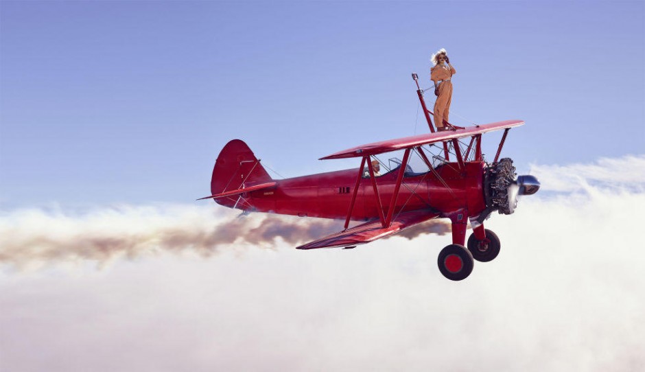 蕾哈娜登杂志封面 化身金发飞行员火力全开