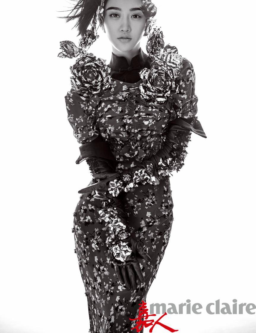 景甜杂志封面图片公开 前卫造型英气十足