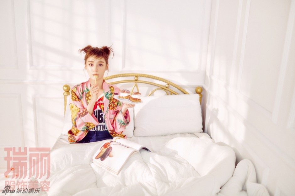 袁姗姗登《瑞丽》杂志封面 甜美俏皮上演美食诱惑