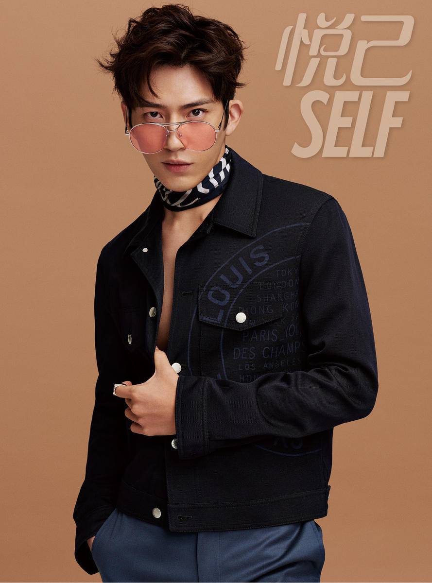 井柏然登《悦己》杂志十二月刊 从贵族绅士到俏皮少年