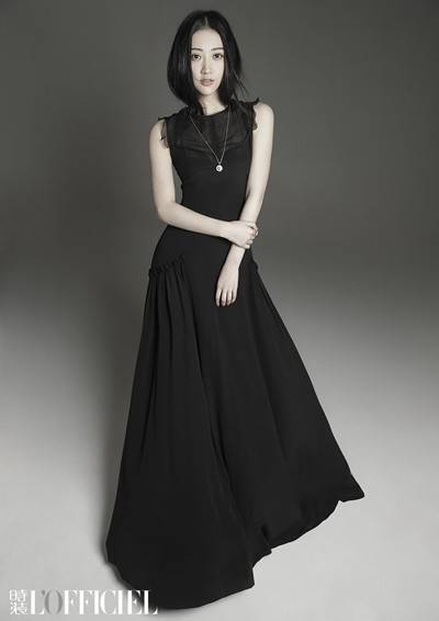 景甜杂志封面大片曝光 眼神清澈大秀冷白肌