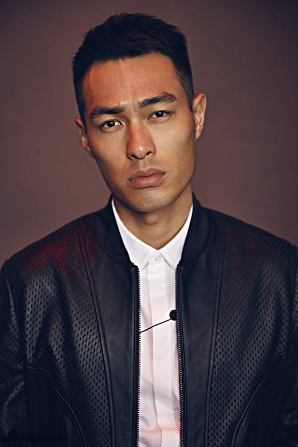 杨祐宁时尚杂志封面曝光 裸身西装8块腹肌撩人