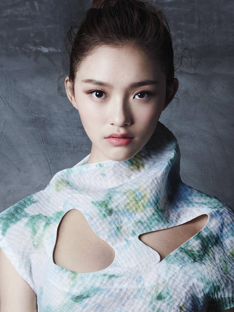 林允登杂志开年封面大片 轻灵自然裸妆迷人