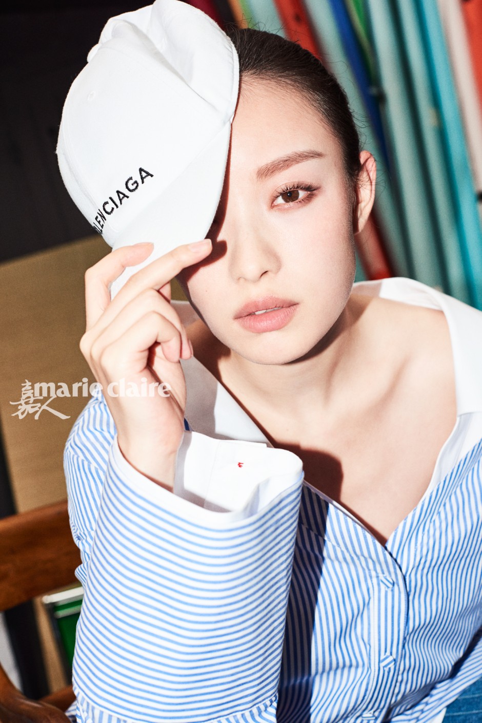 倪妮杂志封面大片玩转冷酷风 深情高冷张力十足