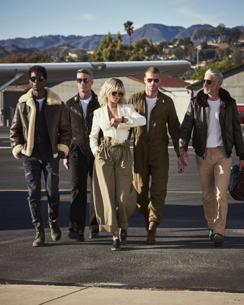 蕾哈娜登杂志封面 化身金发飞行员火力全开