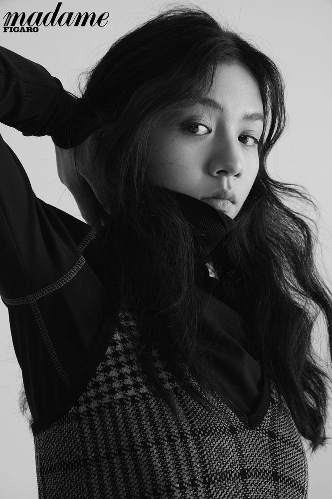 金像奖影后春夏登杂志开年封面 演绎灵动少女专属魅力