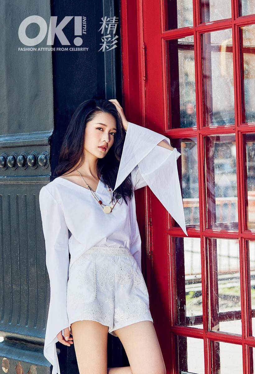 演员李沁首登杂志封面 明艳惹眼漫步街头