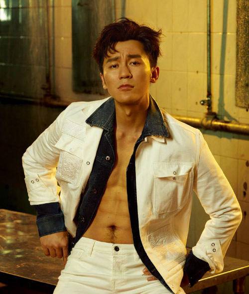 李晨登《男人装》杂志封面 身材健壮大秀肌肉