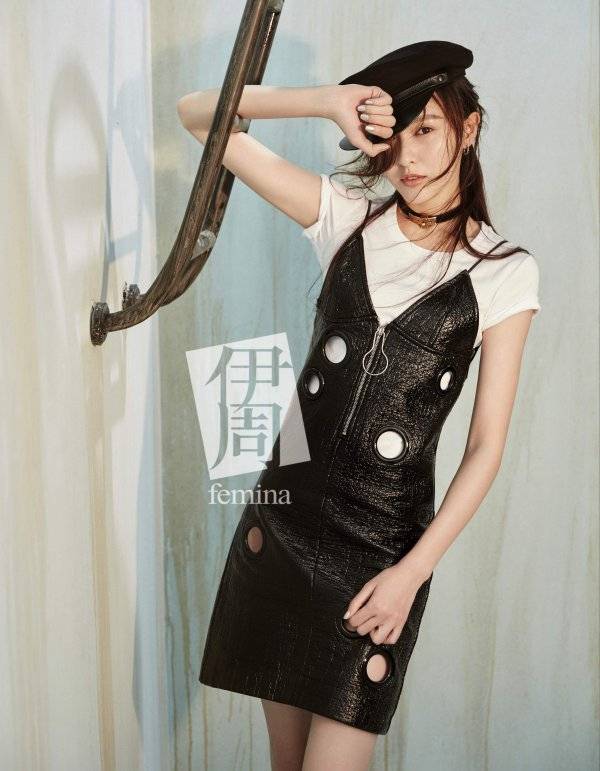 《伊周》携手唐嫣拍摄封面写真 女王气场总裁范儿