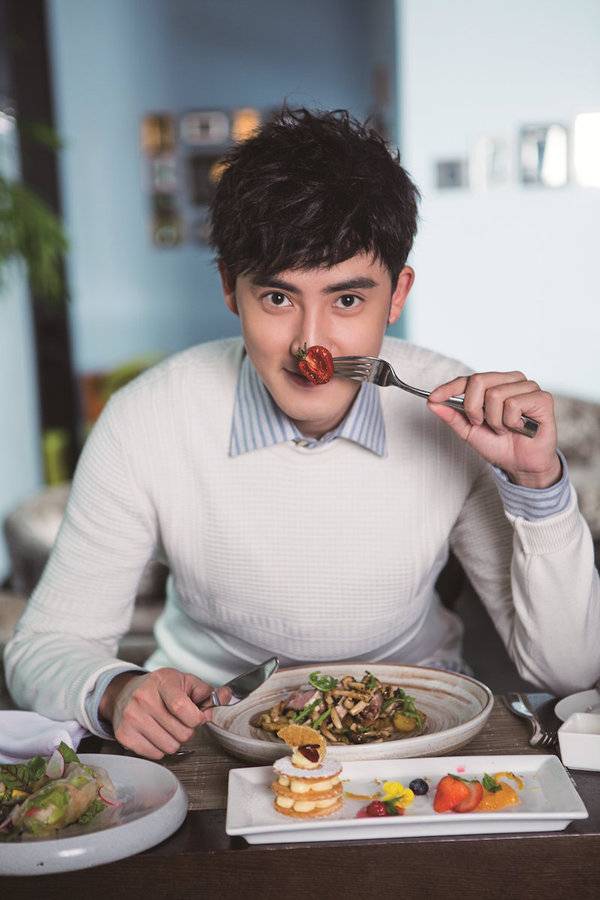 张睿杂志写真照风格多样 绅士暖男自由切换