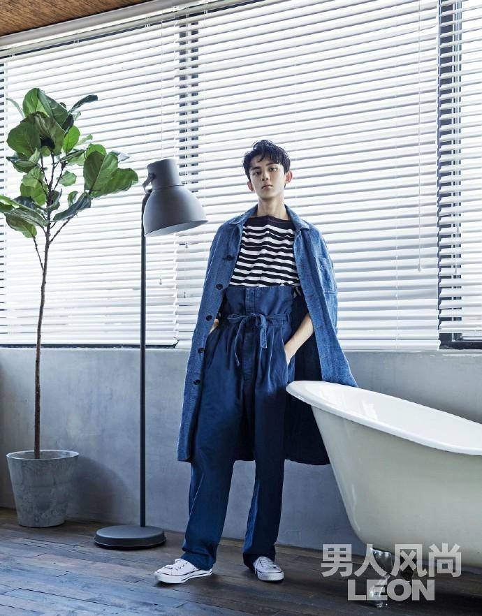 吴磊杂志封面大片曝光 冷峻眼神蜕变成型男