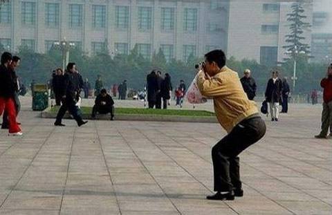 摄影师爆笑的拍照姿势