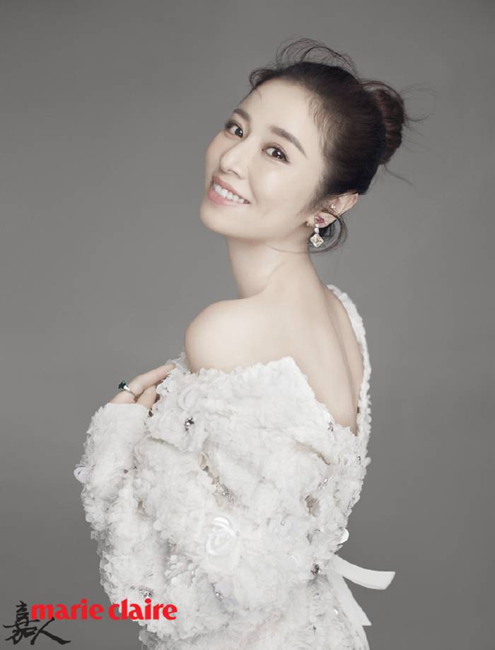 林心如登《嘉人》杂志封面 大秀玉颈美背