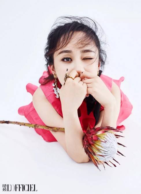 杨紫杂志封面照曝光 一身华服尽显娇丽容颜