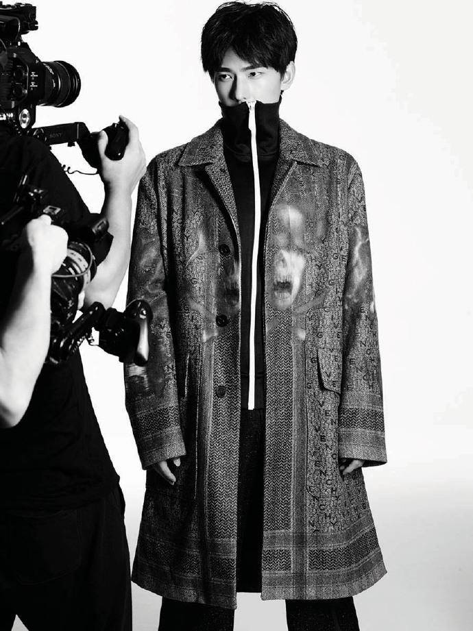 杨洋封面大片秀长腿 风格百变展多面魅力