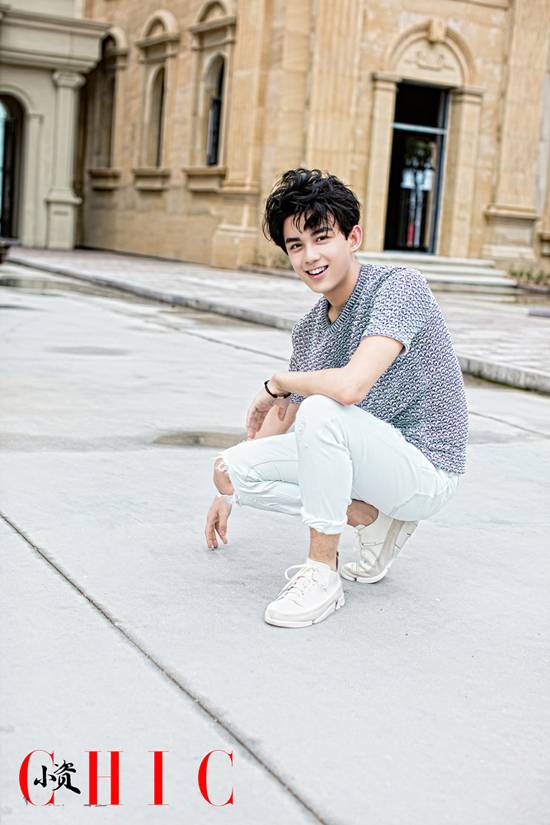 《小资CHIC》吴磊帅气时尚封面图片 本色出演浪漫少年
