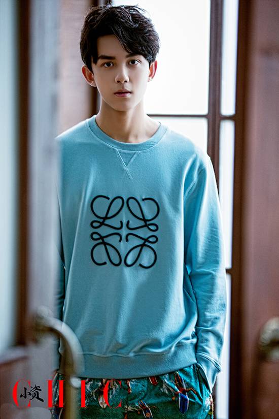 《小资CHIC》吴磊帅气时尚封面图片 本色出演浪漫少年