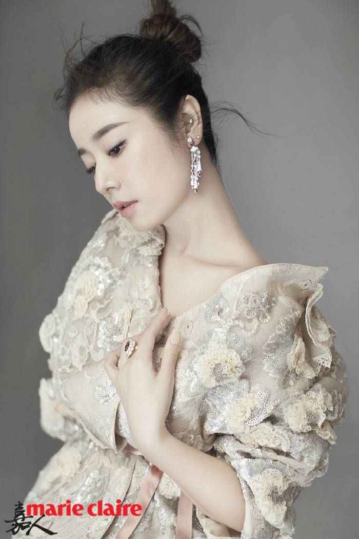 林心如登《嘉人》杂志封面 大秀玉颈美背