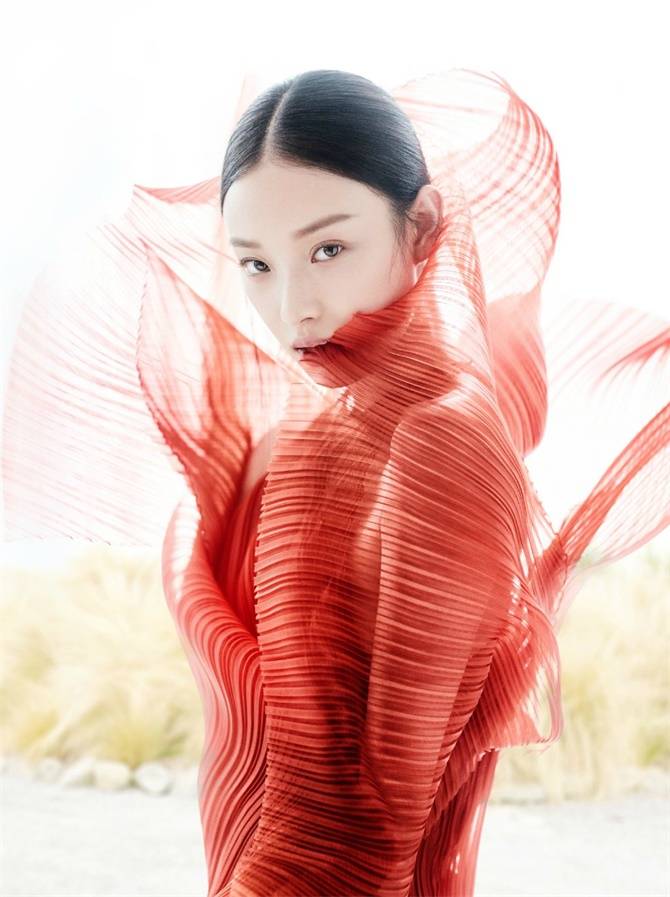 倪妮再登杂志封面 淡雅的妆容如火炙热