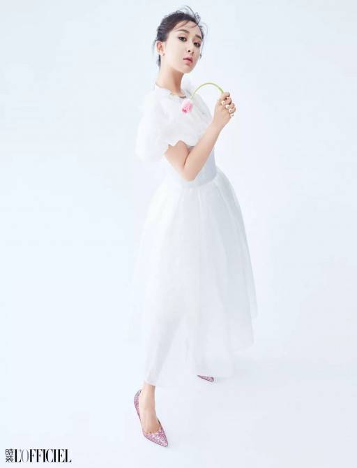 杨紫杂志封面照曝光 一身华服尽显娇丽容颜