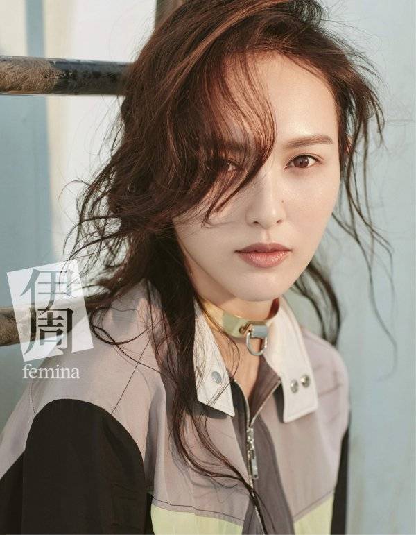 《伊周》携手唐嫣拍摄封面写真 女王气场总裁范儿