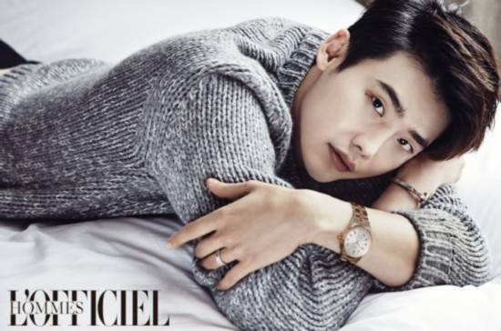 李钟硕写真照深邃眼神迷人 尽展男神魅力