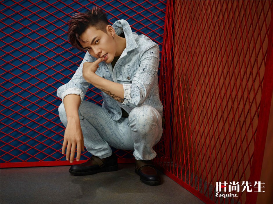 陈伟霆最新杂志封面图片 痞帅气质眼神深邃撩人