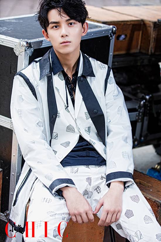 《小资CHIC》吴磊帅气时尚封面图片 本色出演浪漫少年