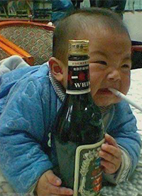 儿童恶搞抽烟图片之我很忧伤