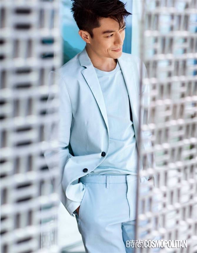 霍建华登《时尚COSMO》杂志封面 眼神深邃动人心弦