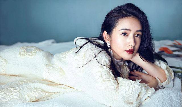 &ldquo;少女人妻&rdquo;林依晨杂志封面美图 姿态优雅显知性