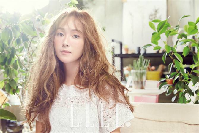 Jessica郑秀妍拍摄美妆大片 风格迥异明艳动人