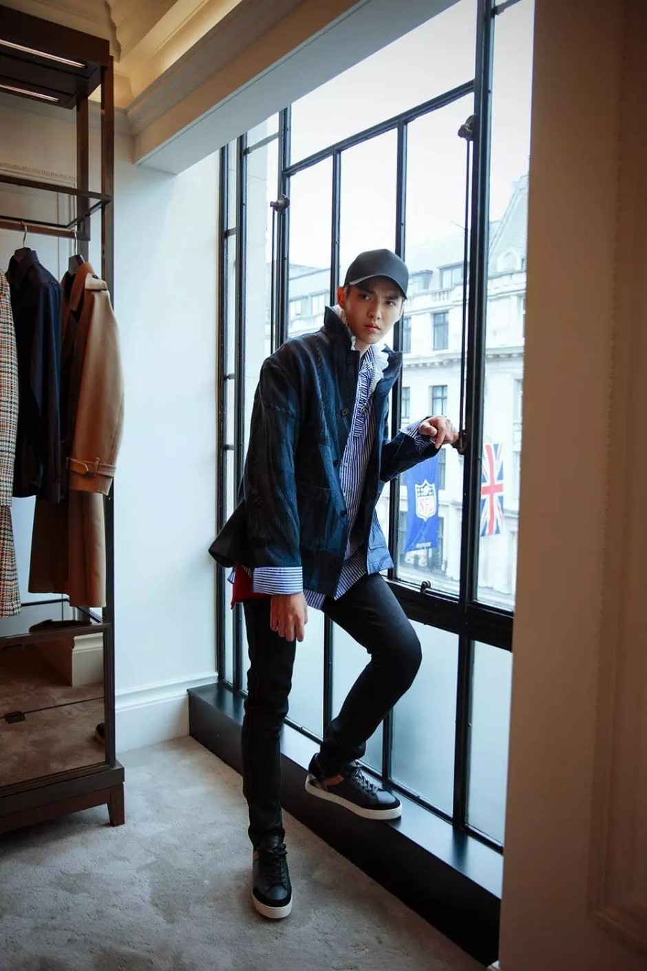 吴亦凡杂志封面图 眼神犀利变身冷峻型男