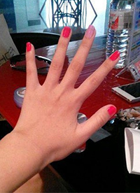 中指指甲内涵图 就只有这个指甲掉色了