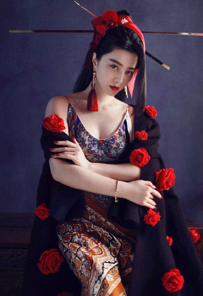 范冰冰最新杂志大片 红唇美背妩媚妖娆