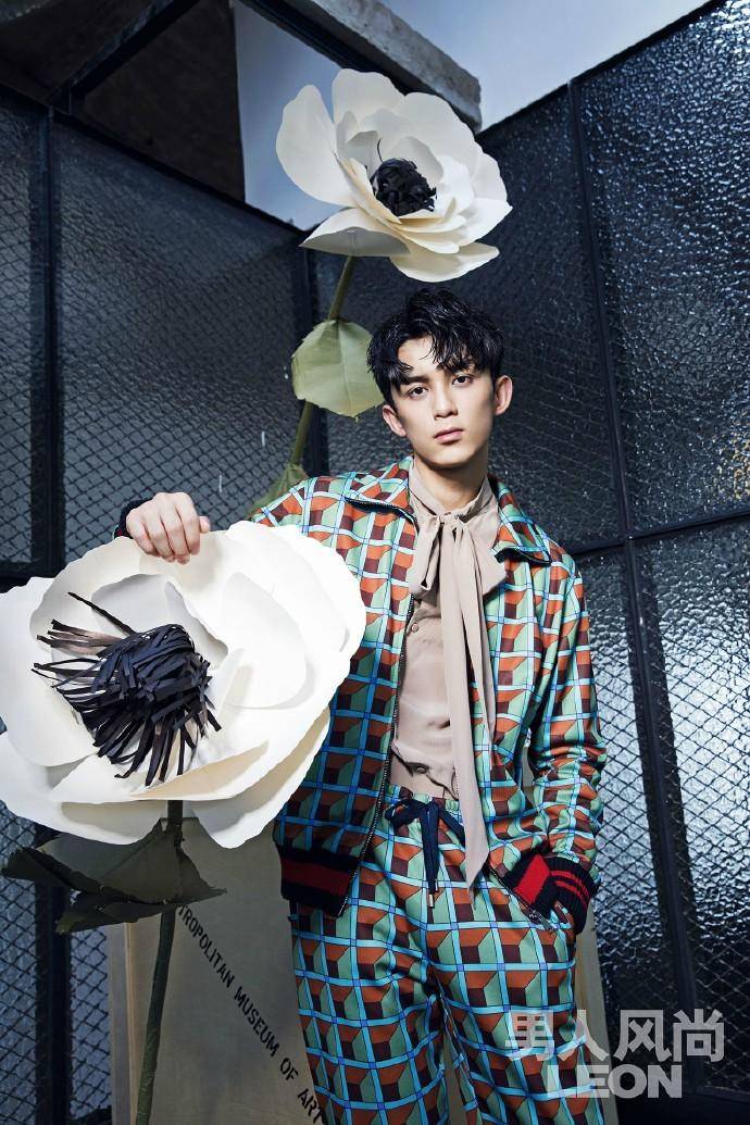 吴磊杂志封面大片曝光 冷峻眼神蜕变成型男