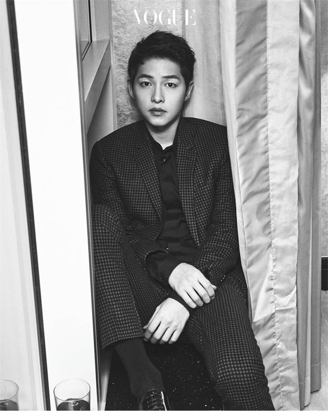宋仲基《VOGUE》时尚大片花絮照 教你如何禁欲撩妹