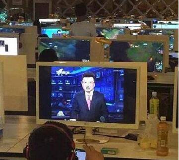 爆笑图片之来网吧看新闻联播你应该是第一个