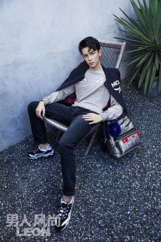 吴磊杂志封面大片曝光 冷峻眼神蜕变成型男
