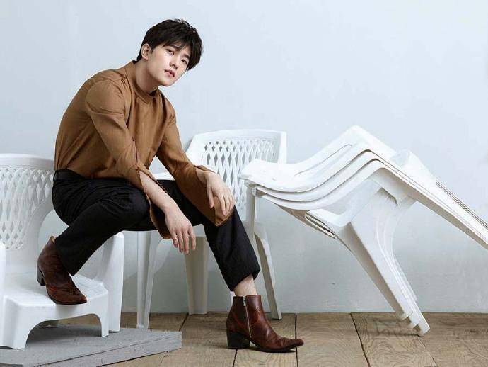 杨洋封面大片秀长腿 风格百变展多面魅力