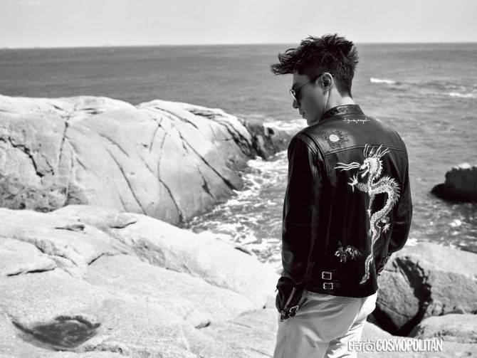 霍建华登《时尚COSMO》杂志封面 眼神深邃动人心弦