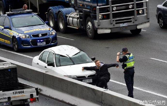 搞笑内涵图之喵星人:我仿佛闻到了小鱼干的味道