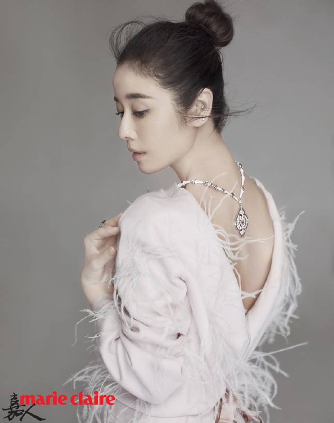 林心如登《嘉人》杂志封面 大秀玉颈美背