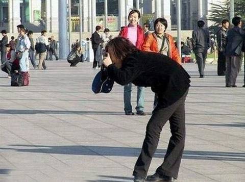 摄影师爆笑的拍照姿势